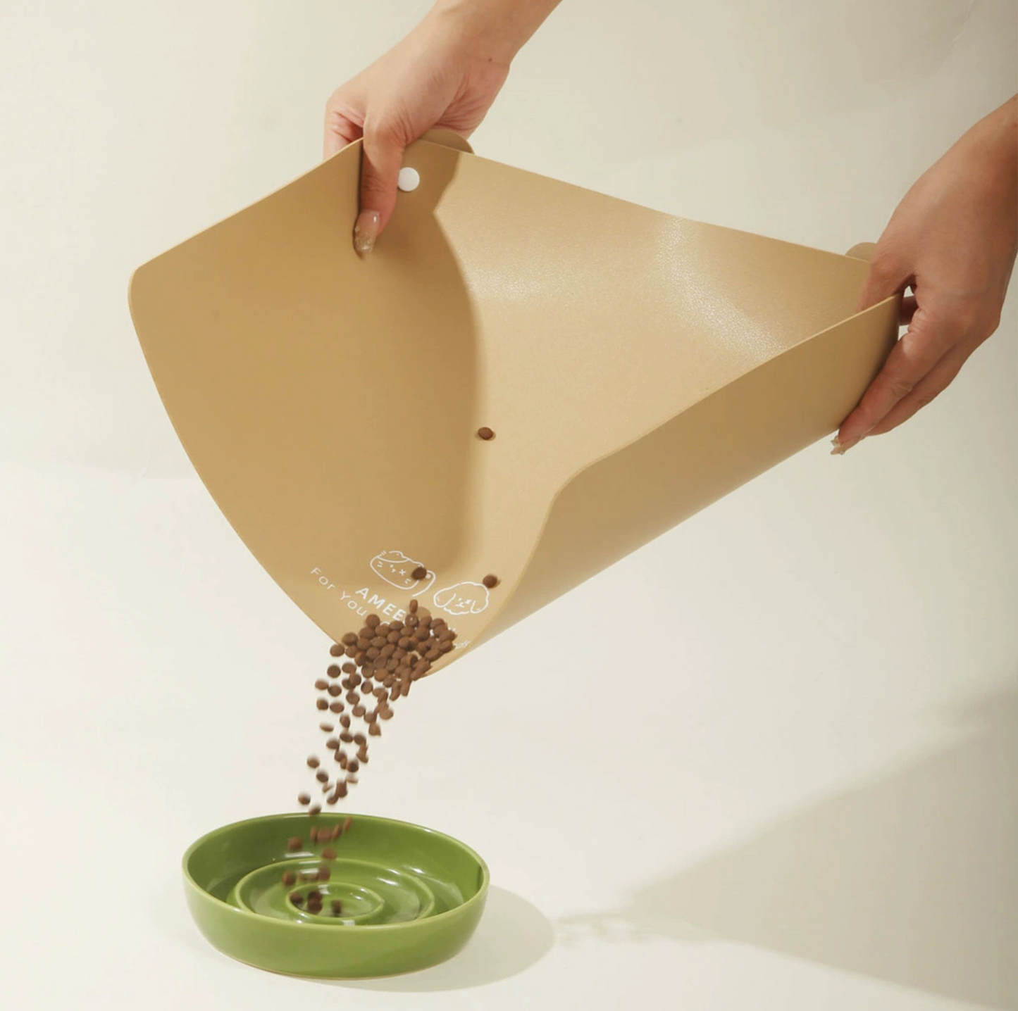 Foldable Waterproof PU Feeding Mat – Splash-Proof & Easy-Clean