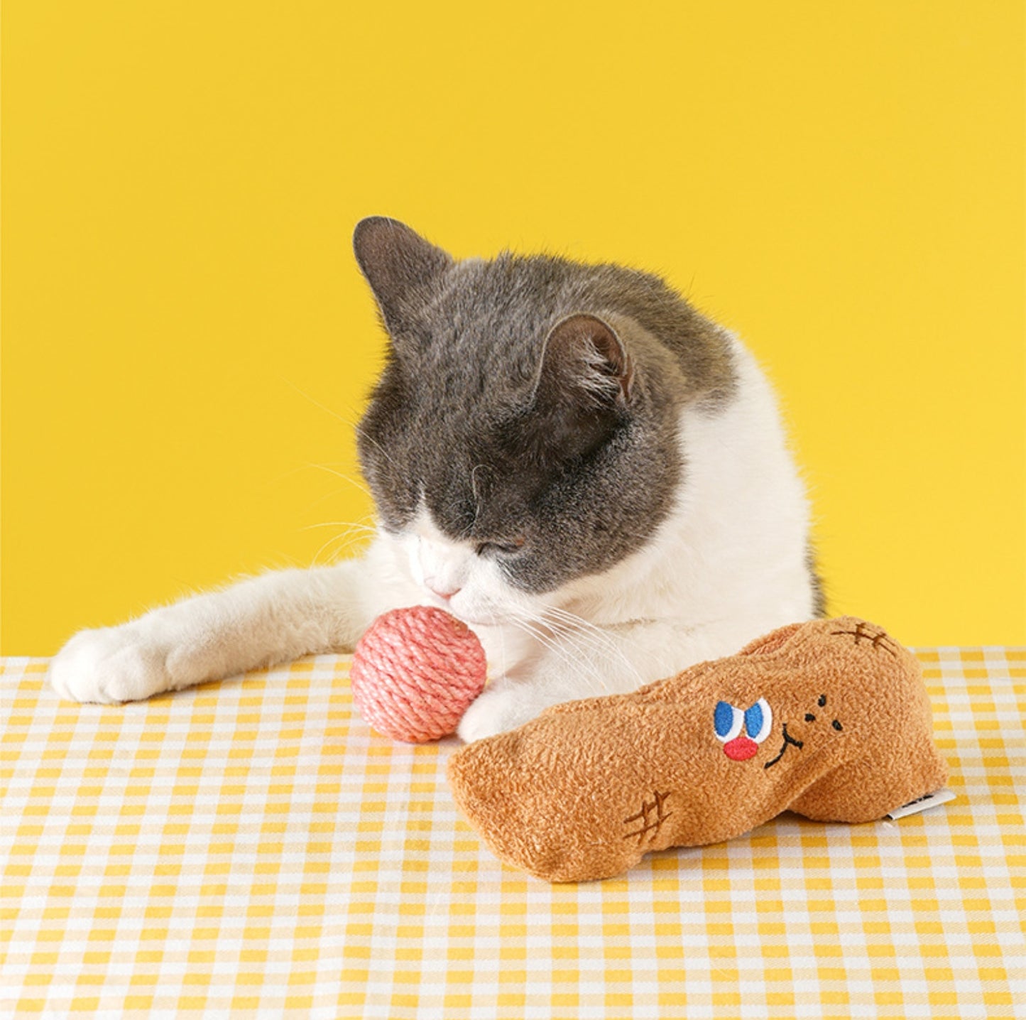 ZeZe Peanut-Shaped Cat Toy