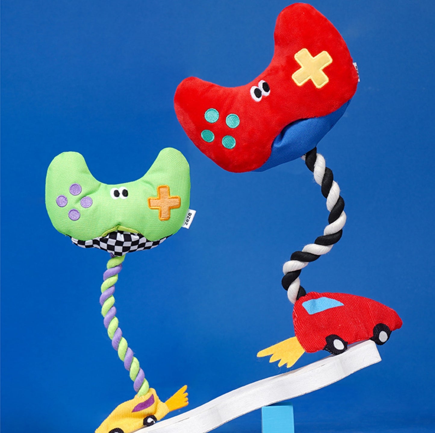 ZeZe Game Controller Rope Dog Toy – Tug, Chew & Squeak! - {{product.type}} - PawPawUp