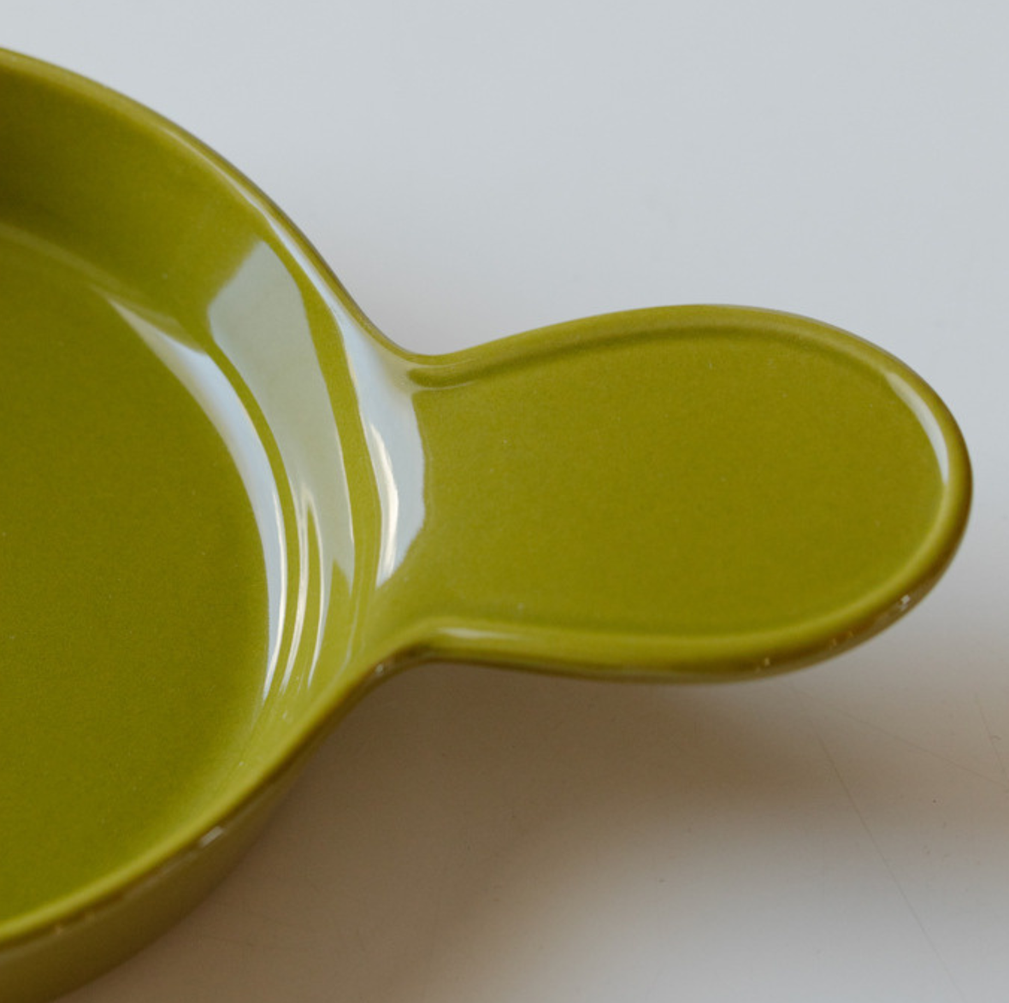 Pan-Style Ceramic Pet Feeding Bowl with Handle