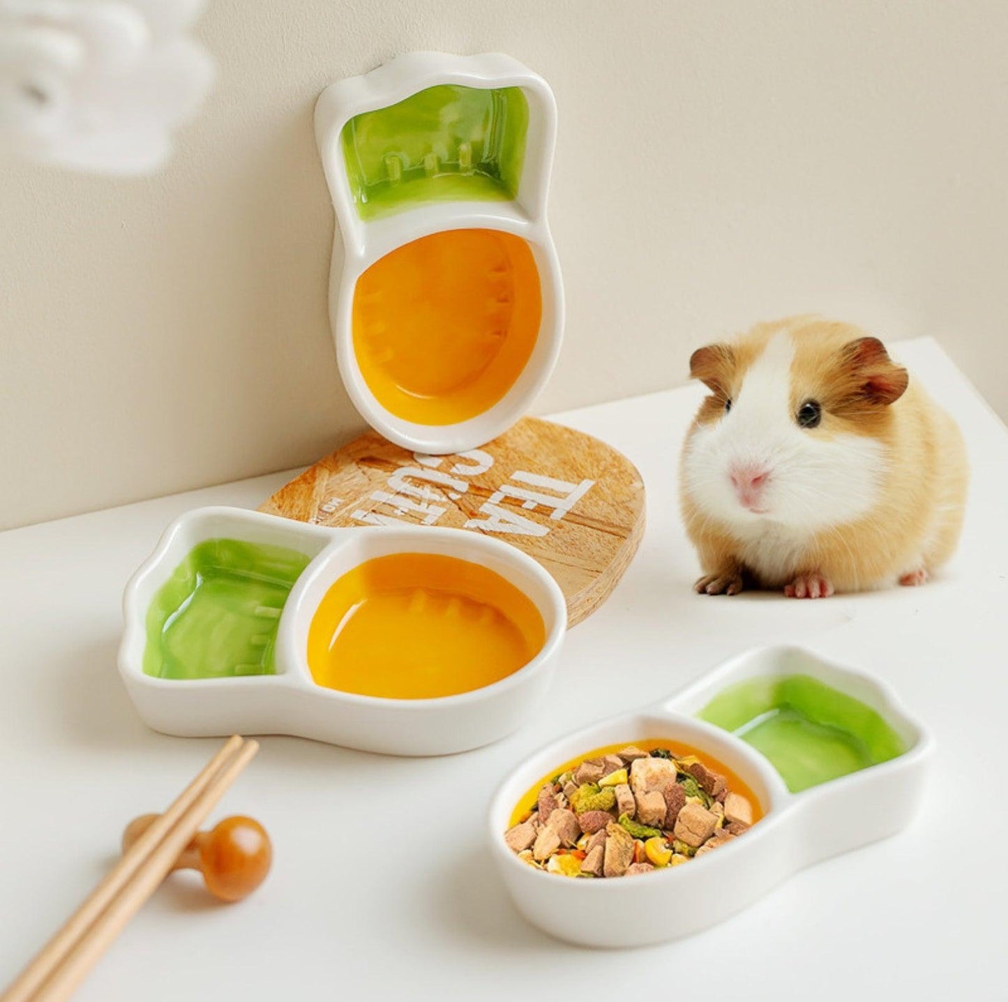 Carrot-Shaped Ceramic Dual-Compartment Small Animals Bowl