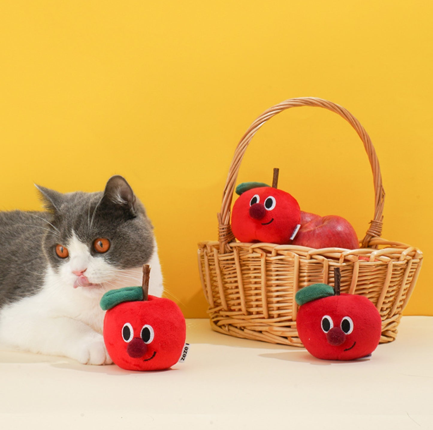 ZeZe Apple-Shaped Polygonum Cat Toy