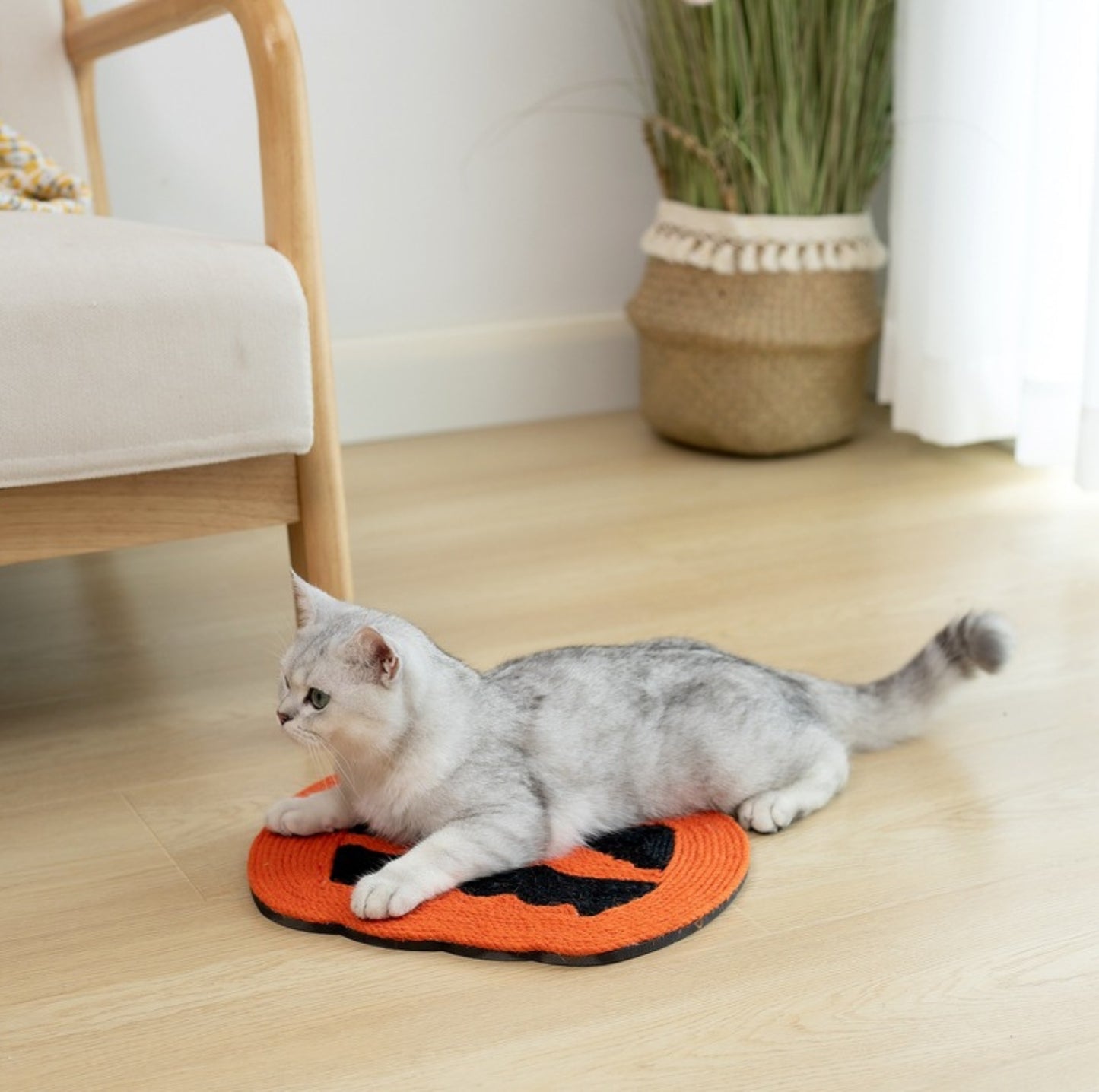 Halloween Pumpkin-Shaped Sisal Cat Scratcher