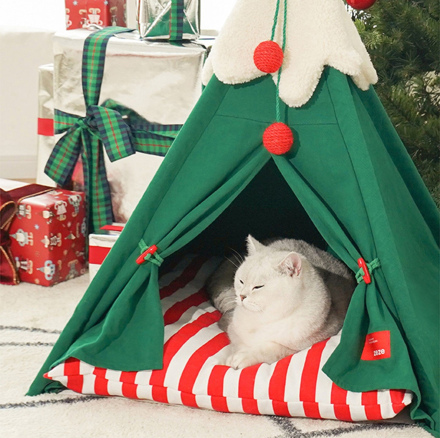 Festive Teepee: ZeZe's Christmas-Themed Pet Tent