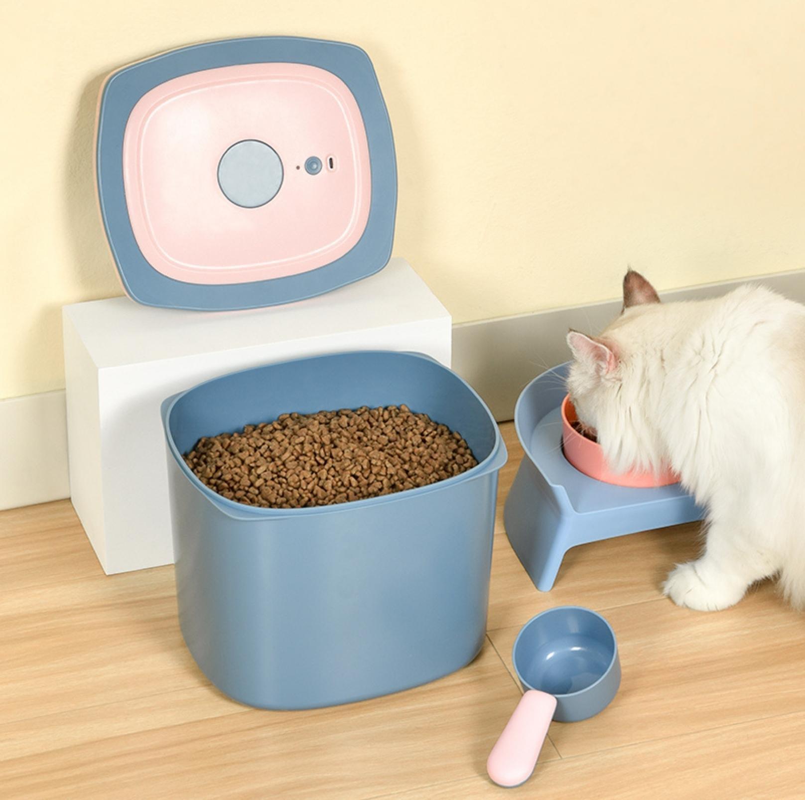 Cat food outlet holder